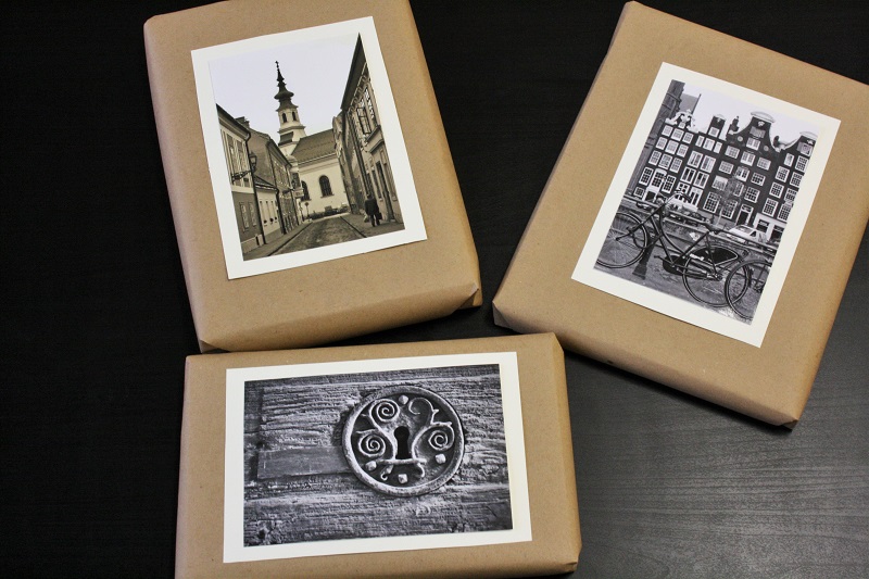 3 Geschenke mit Packpapier verpackt und Foto