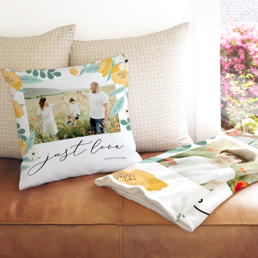 Δημιουργήστε μοντέρνα δώρα με το Snapfish όπως αυτά τα μαξιλάρια φωτογραφιών + κουβέρτες